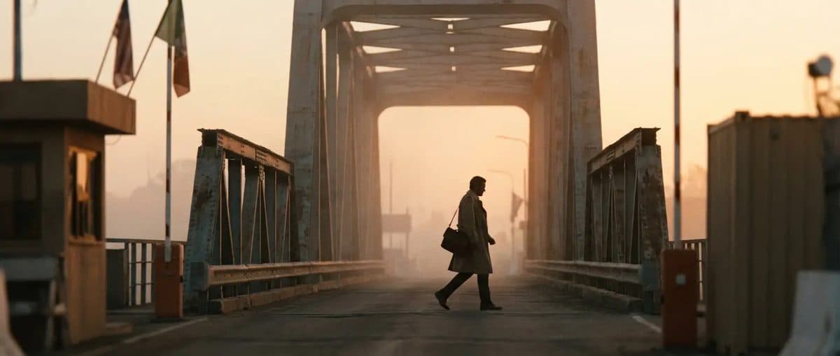 专业人士在日出时分穿越边境大桥